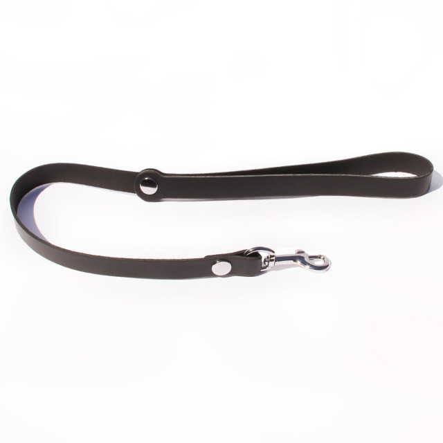 Laisse courte en cuir doux noir et mousqueton en acier argenté. Elle mesure 55cm au total.