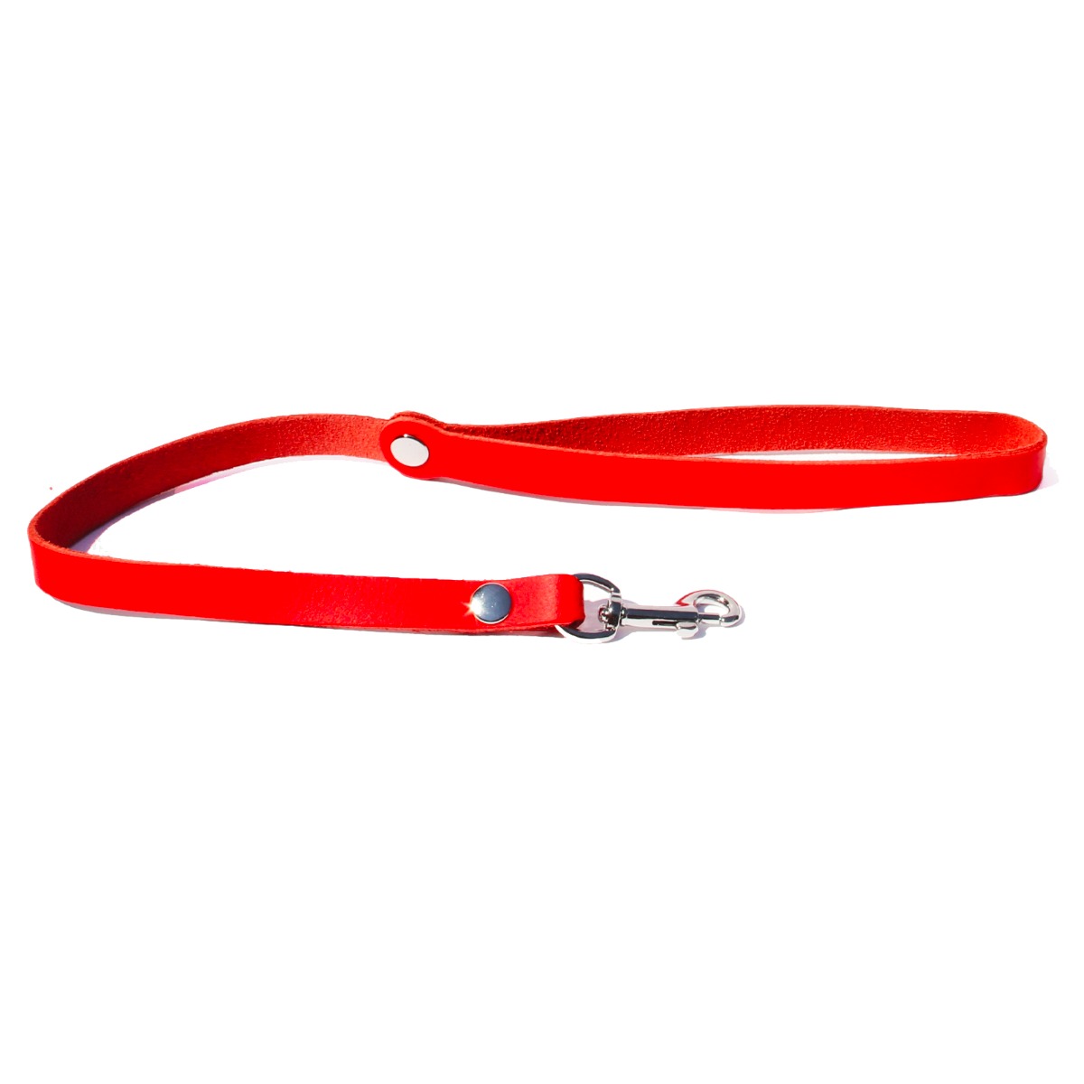 Laisse courte en cuir doux rouge et mousqueton en acier argenté. Elle mesure 55cm au total. 