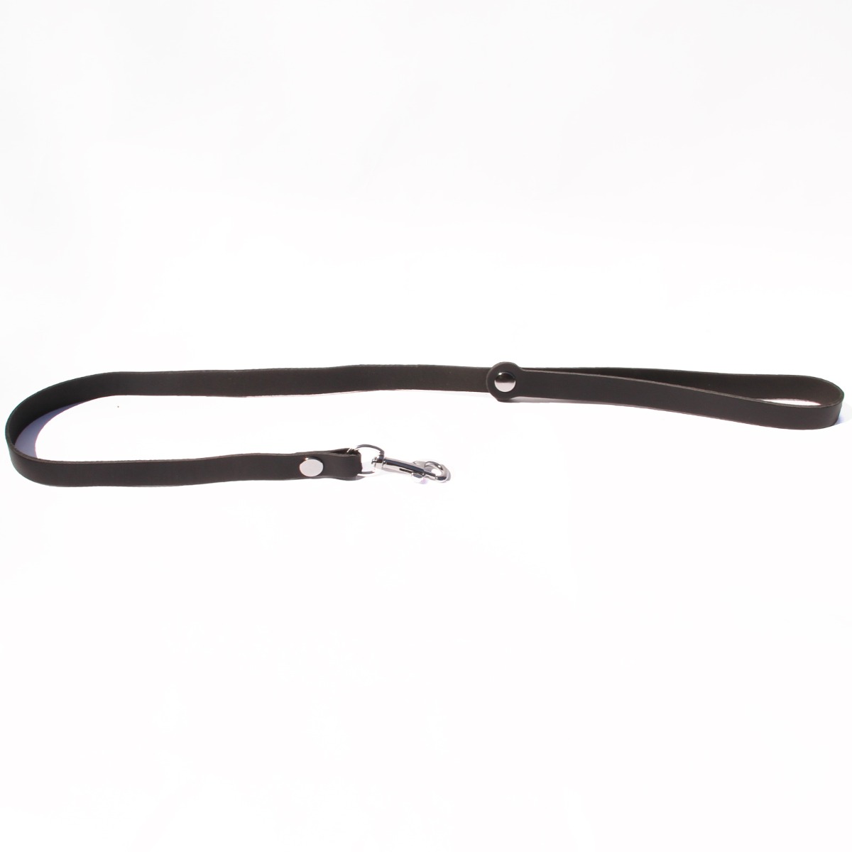 Laisse longue en cuir doux noir et mousqueton en acier argenté. Elle mesure 75cm au total. 