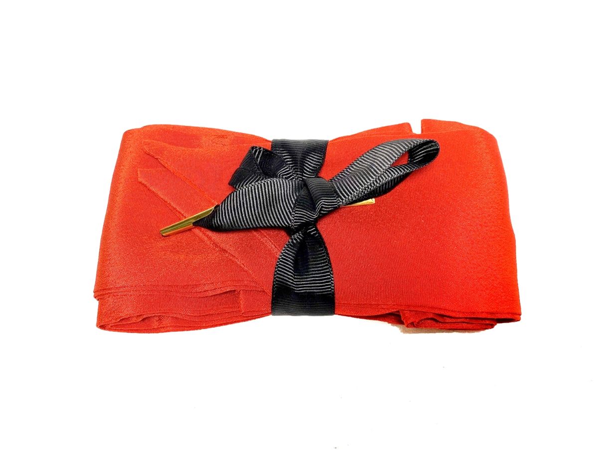 Lien en soie rouge, fait main, d&#039;une longueur de 2m60. Il pourra servir à bander les yeux ou attacher les poignets.