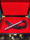 Martinet en cuir avec manche dildo en acier