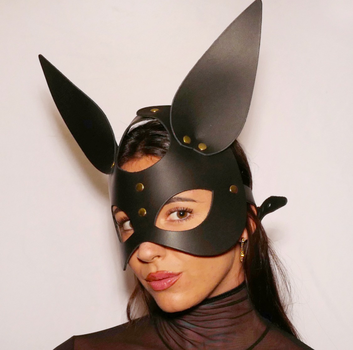 Masque de lapin en cuir noir avec attaches en acier doré. Unisexe et taille unique, il convient à tous les corps.
