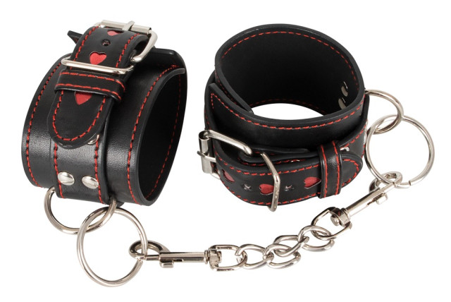 Menottes larges en similicuir noir avec motifs de cœurs rouges et chaîne en acier détachable.