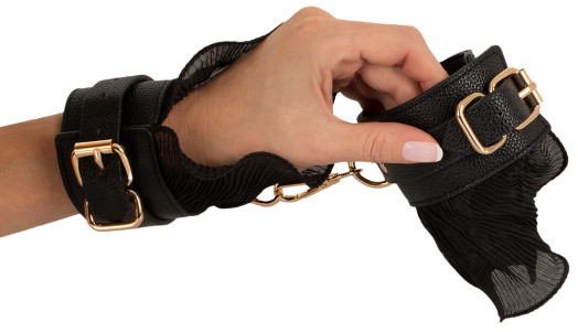 Une jolie paire de menottes en similicuir et tulle pour des jeux bdsm tout en élégance.