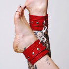 Chevillères en cuir souple rouge et attache en acier argenté