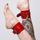 Chevillères en cuir épais rouge et attaches en acier argenté