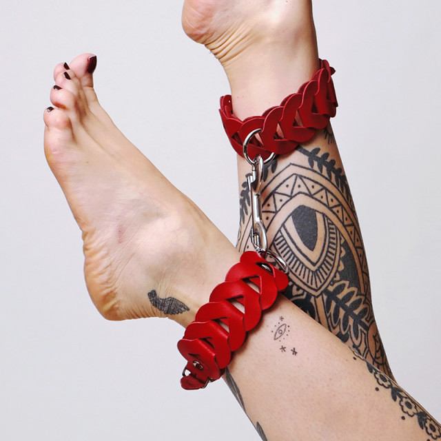 Chevillères en cuir tressé, souple et solide à la fois pour vos jeux de contrainte.