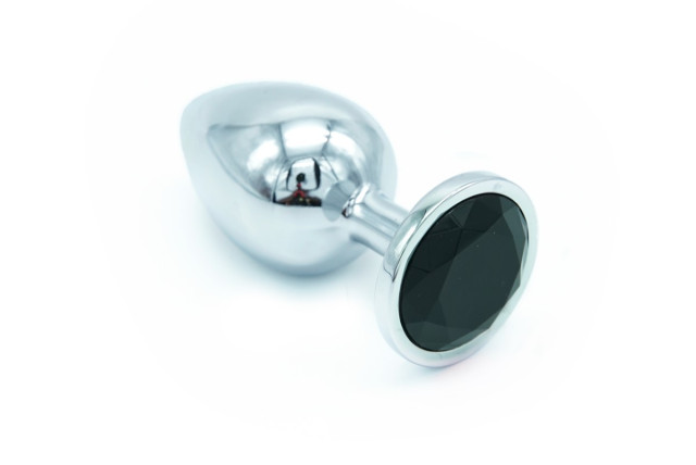 Un plug en aluminium avec un brillant de couleur noire à porter lors de la masturbation ou lors d'un dîner en extérieur.