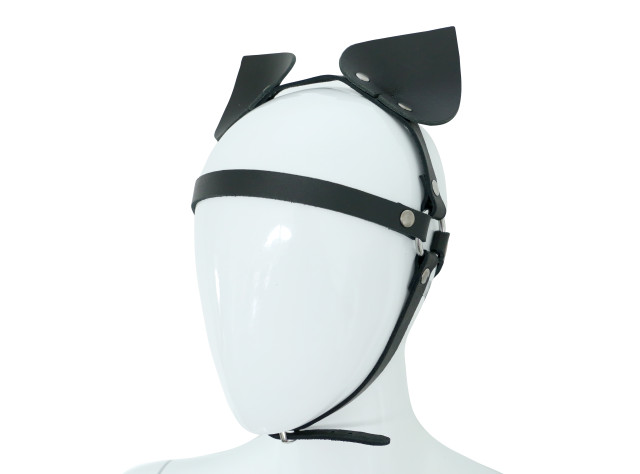 Harnais de tête avec oreilles de chat en cuir noir. Taille unique et entièrement ajustable, il s'adapte à tous les corps.