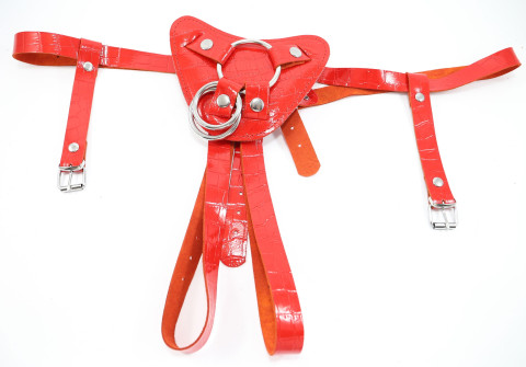 Harnais pour gode ceinture en cuir souple, adaptable à tous les corps et toutes les formes et tailles de dildos.