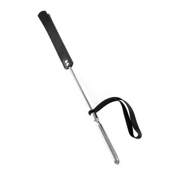 Cravache courte (51cm au total) avec manche en aluminium et mèche et dragonne en cuir noir.