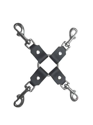 Attache de contrainte en croix avec 4 mousquetons en acier argentés, reliés par des lanières de cuir noir. Accessoire indispensable à tout kit de contrainte BDSM.