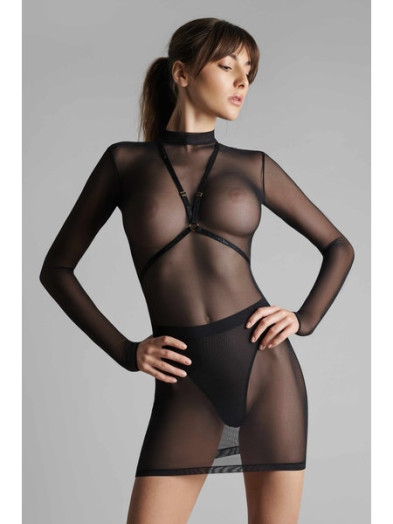 Robe courte et manches longues en résille transparente douce et légèrement irisée. Elle dévoile le corps en transparence.