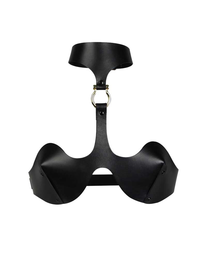 harnais de poitrine en cuir avec signe Omega et lanière passant entre les seins