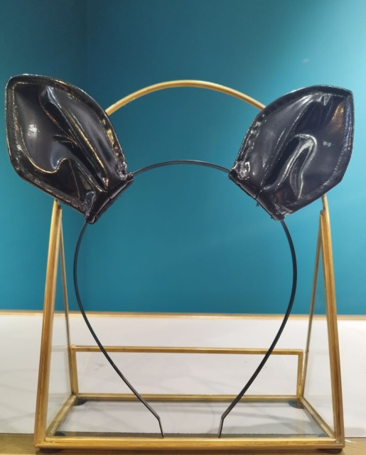 Serre-tête avec des oreilles de chat en vinyle, fait main - Made in France.