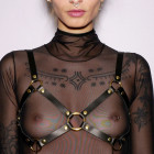 Soutien-gorge harnais en cuir noir et attaches dorées