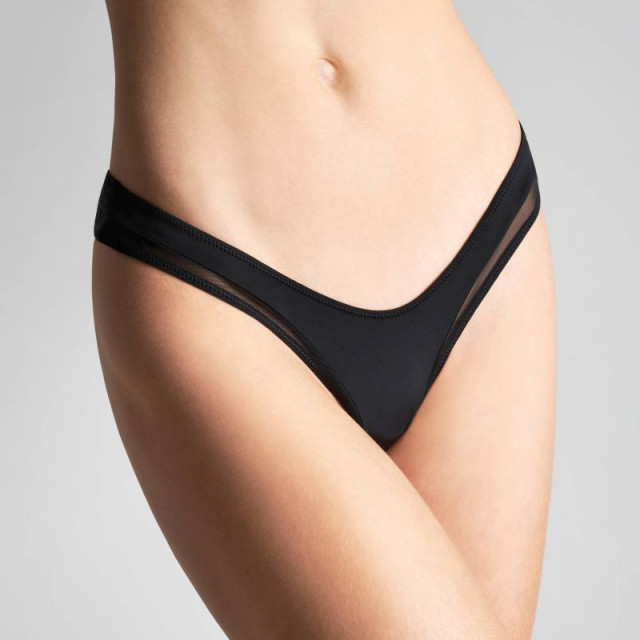 String échancré avec transparence sur les fesses