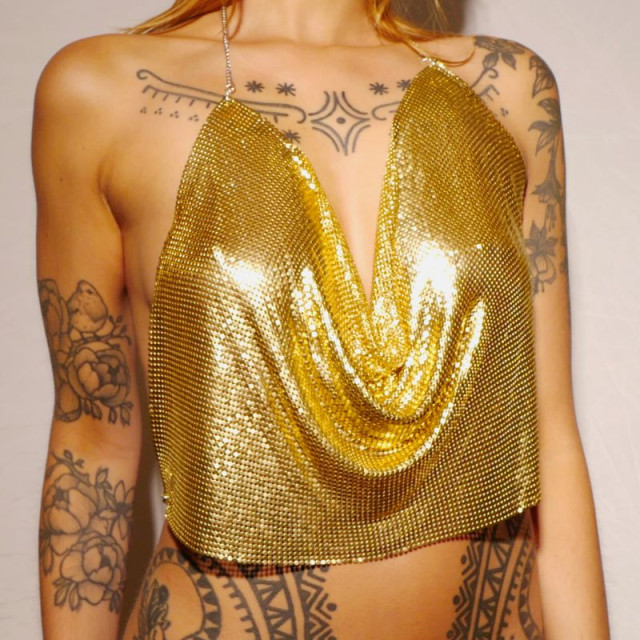 Ce petit top en maille dorée habille la poitrine et offre un décolleté plongeant qui met en valeur toutes les formes et tailles de poitrine.