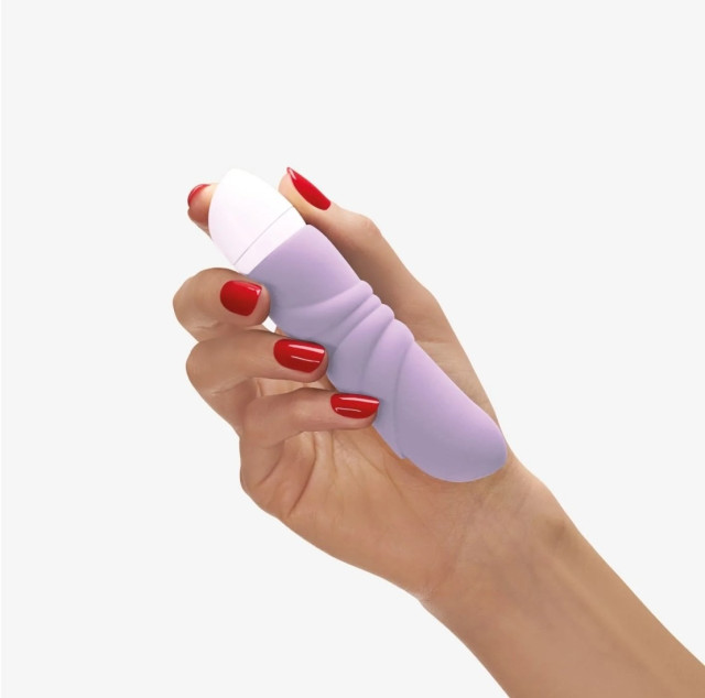 Mini vibromasseur à piles en silicone hypoallergénique. Il est pensé pour être utilisé en caresses clitoridiennes.