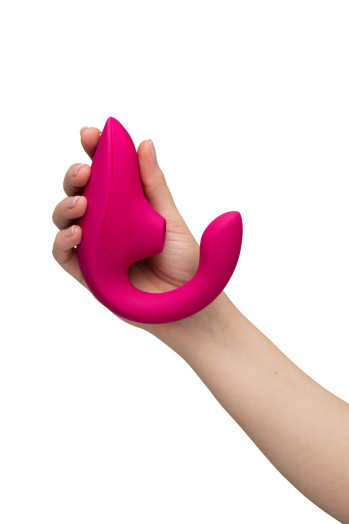 Womanizer Blend avec une partie pénétrante et vibrante qui stimule le point G et une partie qui stimule le clitoris en externe avec aspiration